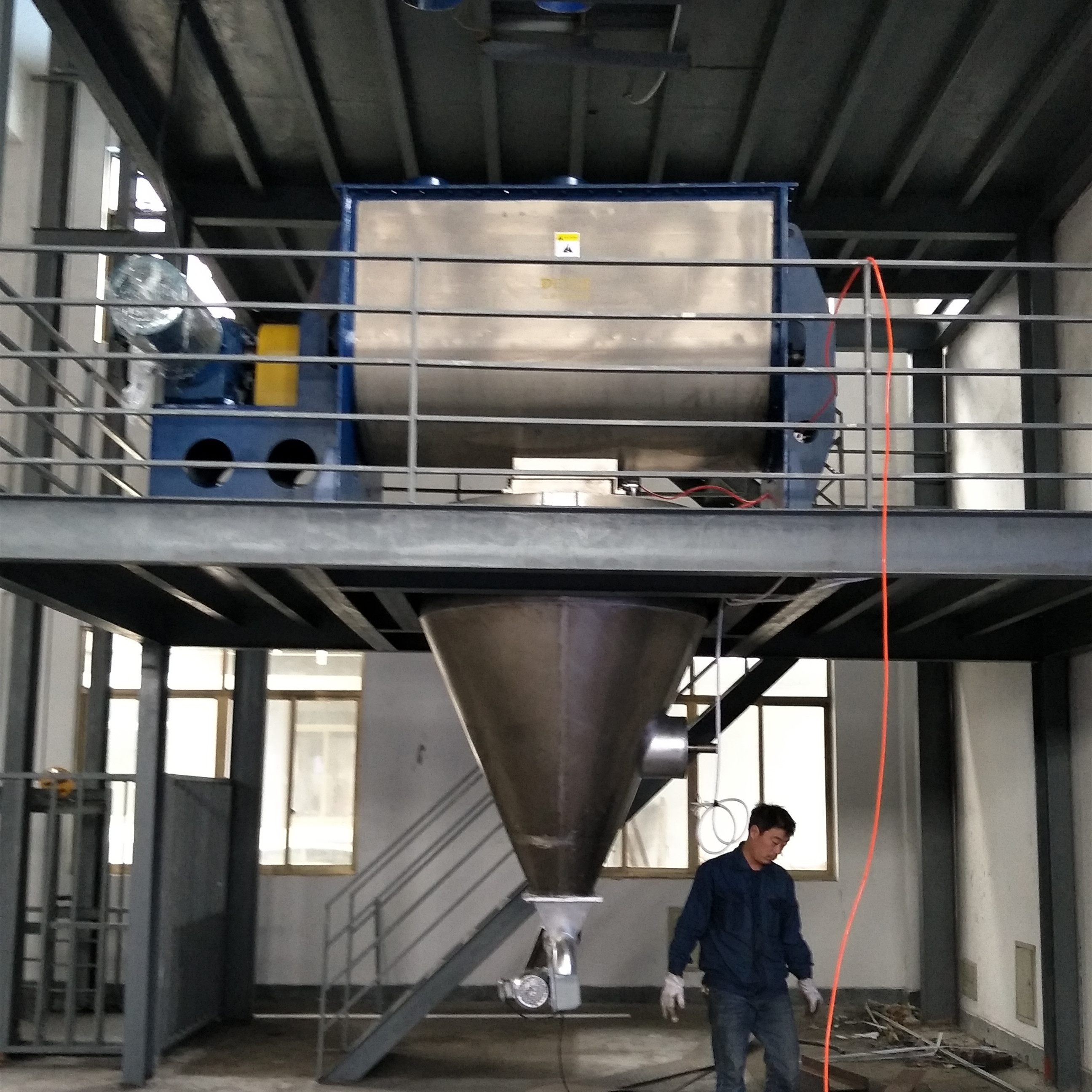 水溶肥行業(yè)-螺帶混合機(圖1)